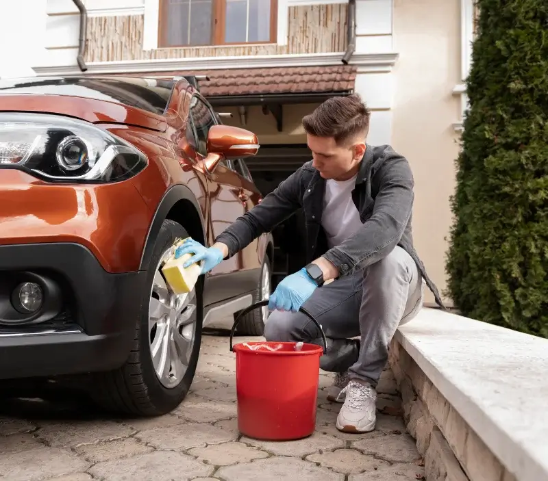 Lavage auto à domicile Les Souhesmes-Rampont : professionnel intervenant sur un véhicule